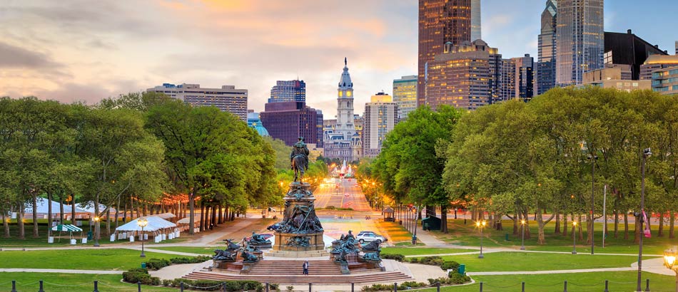 Philadelphias wundervolle Skyline bei Sonnenuntergang